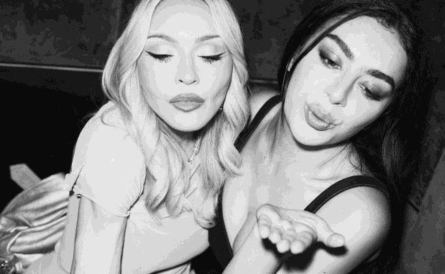 Watch: Madonna und Charli XCX standen gemeinsam am Micro