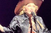Watch: Madonnas sehr persönliche Rede zum Welt-Aids-Tag