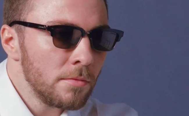 Watch: Madonnas Sohn modelt für Giorgio Armani