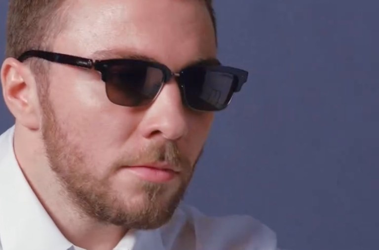 Watch: Madonnas Sohn modelt für Giorgio Armani