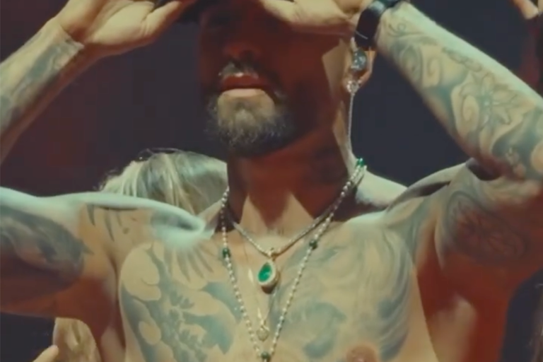 Watch: Maluma und nur ein Badtuch...