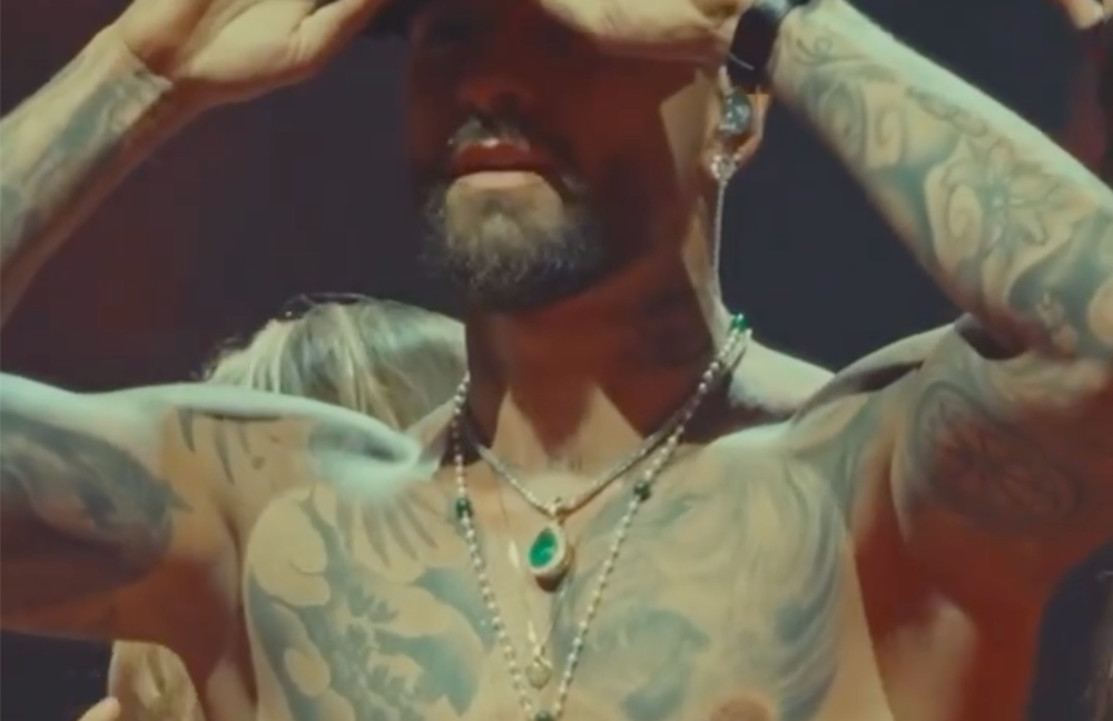 Watch: Maluma und nur ein Badtuch...