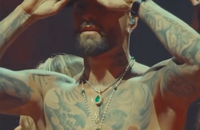 Watch: Maluma und nur ein Badtuch...