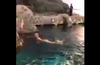 Watch: Mann schwimmt nackt in Haibecken im Toronto Aquarium