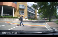 Watch: Mann spuckt auf Regenbogen-Fussgängerstreifen
