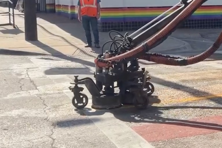 Watch: Mann verhaftet, weil er zerstörten Pride-Fussgängerstreifen wieder aufmalte