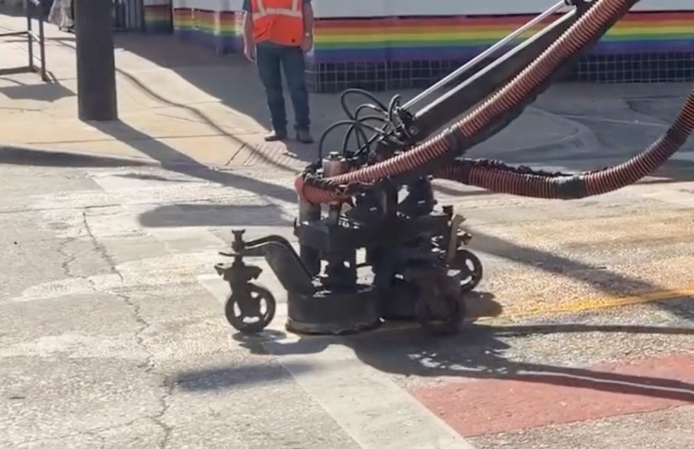 Watch: Mann verhaftet, weil er zerstörten Pride-Fussgängerstreifen wieder aufmalte