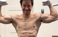 Watch: Mark Wahlberg präsentiert seinen gestählten Körper
