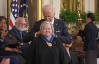 Watch: Matthew Shepards Mutter mit Presidential Medal of Freedom geehrt