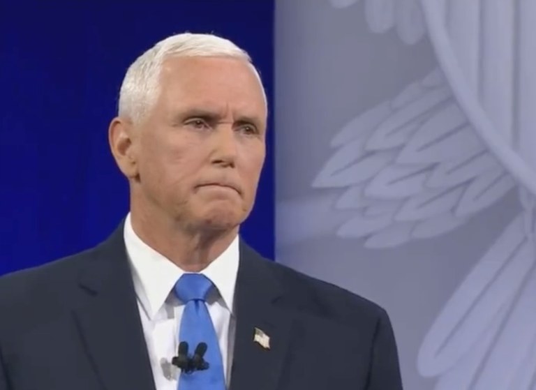 Watch: Mike Pence kommt ins Straucheln