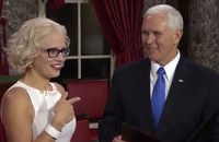 Watch: Mike Pence musste erste bisexuelle Senatorin vereidigen