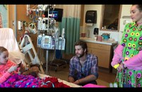 Watch: Miley Cyrus & Liam Hemsworth besucht Kinderspital