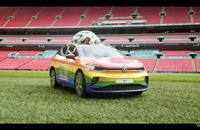 Watch: Mini Rainbow-Volkswagen bringt den Ball zum EM-Finale
