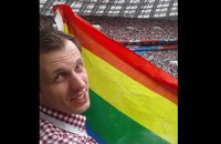 Watch: Mit der Regenbogenfahne am WM-Eröffnungsspiel.... und die Geschichte dahinter