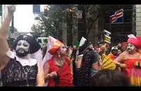 Watch: Mit Fächern gegen Homophobe