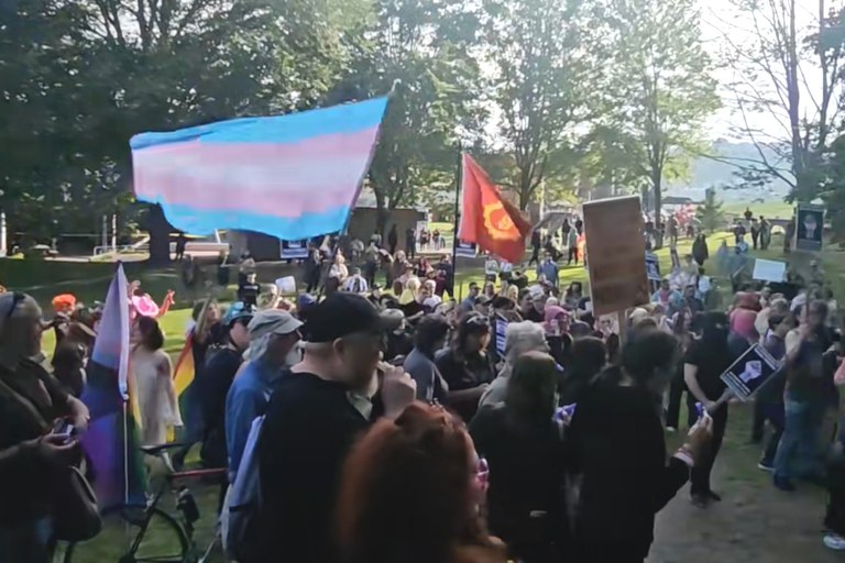 Watch: Mit Pink Pony Club gegen LGBTI+ Feindlichkeit im Park