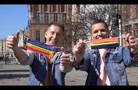Watch: Mit Regenbogen-Gesichtsmasken gegen LGBT Free Zones in Polen