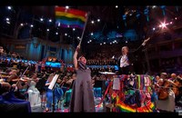 Watch: Mit wehender Regenbogenfahne bei BBC Proms...