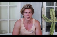 Watch: Model Zander Hodgson hat sein Coming out