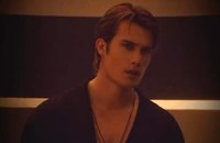 Watch: Möchtest Du wie Nicholas Galitzine riechen?