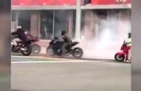 Watch: Motorradfahrer zerstören Regenbogen-Fussgängerstreifen