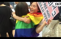 Watch: Mütter verteilen Free Hugs
