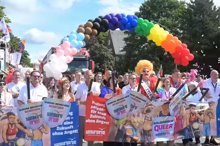 Watch: Nach Berlin - die Hamburg Pride mit Rekordbeteiligung