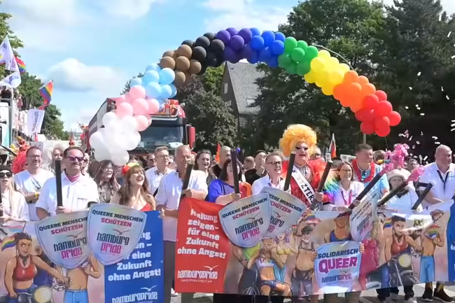 Watch: Nach Berlin - die Hamburg Pride mit Rekordbeteiligung