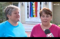 Watch: Nachbarn stehen lesbischem Paar bei