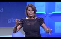 Watch: Nancy Pelosi wettert gegen Trumps homophobe Politik