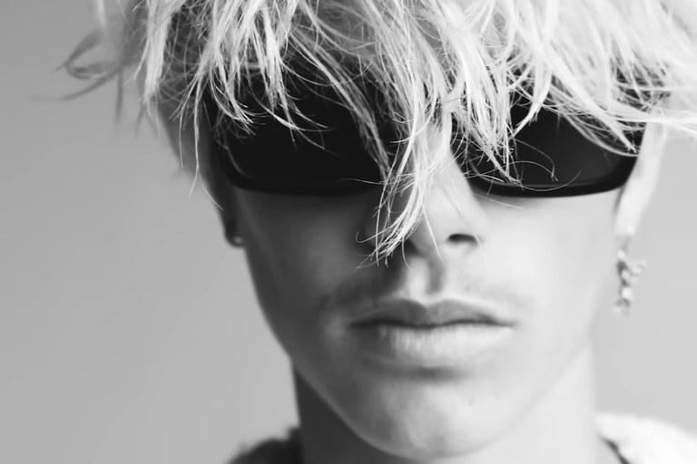 Watch: Neue Bilder von Romeo Beckham in der queeren Tennis-Lovestory Forty Love