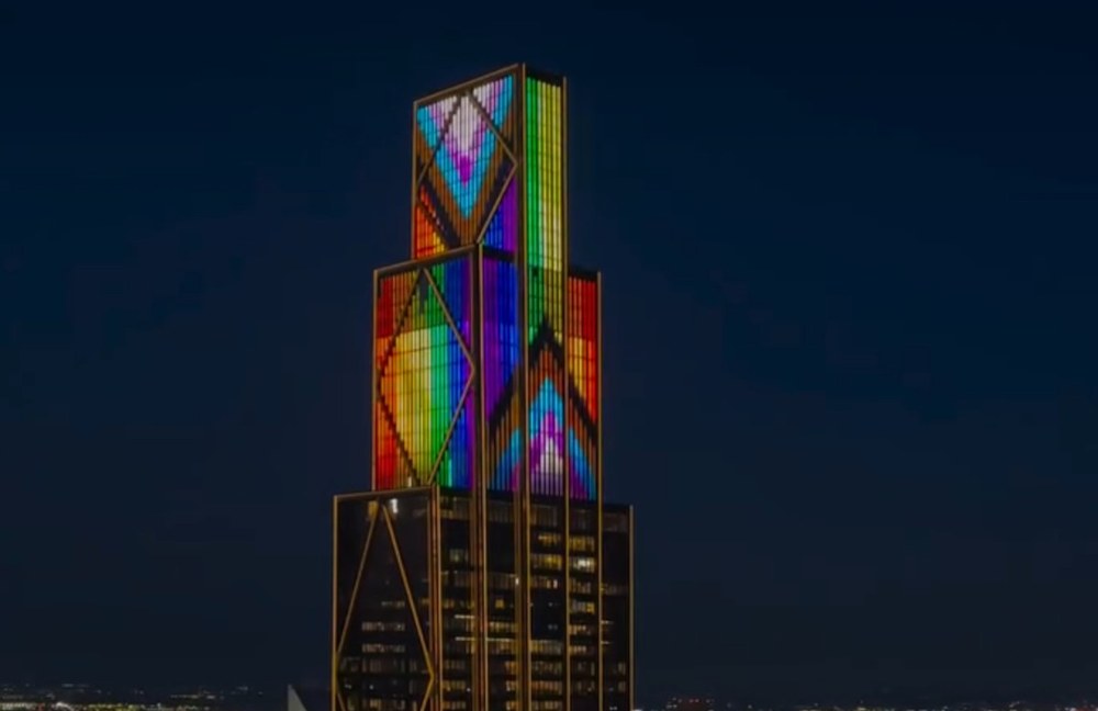 Watch: New Yorks Skyline erstrahlt in Regenbogenfarben