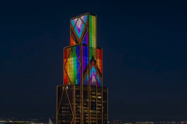 Watch: New Yorks Skyline erstrahlt in Regenbogenfarben