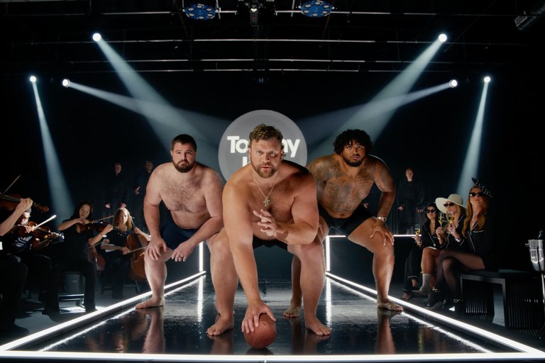 Watch: NFL-Footballspieler modeln für Underwear Label