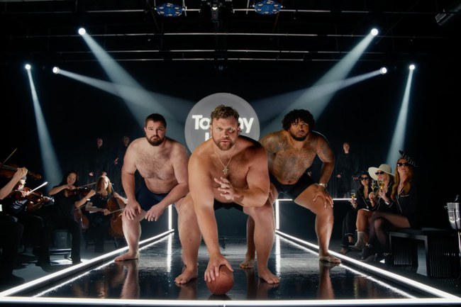 Watch: NFL-Footballspieler modeln für Underwear Label