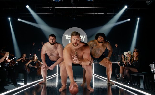 Watch: NFL-Footballspieler modeln für Underwear Label