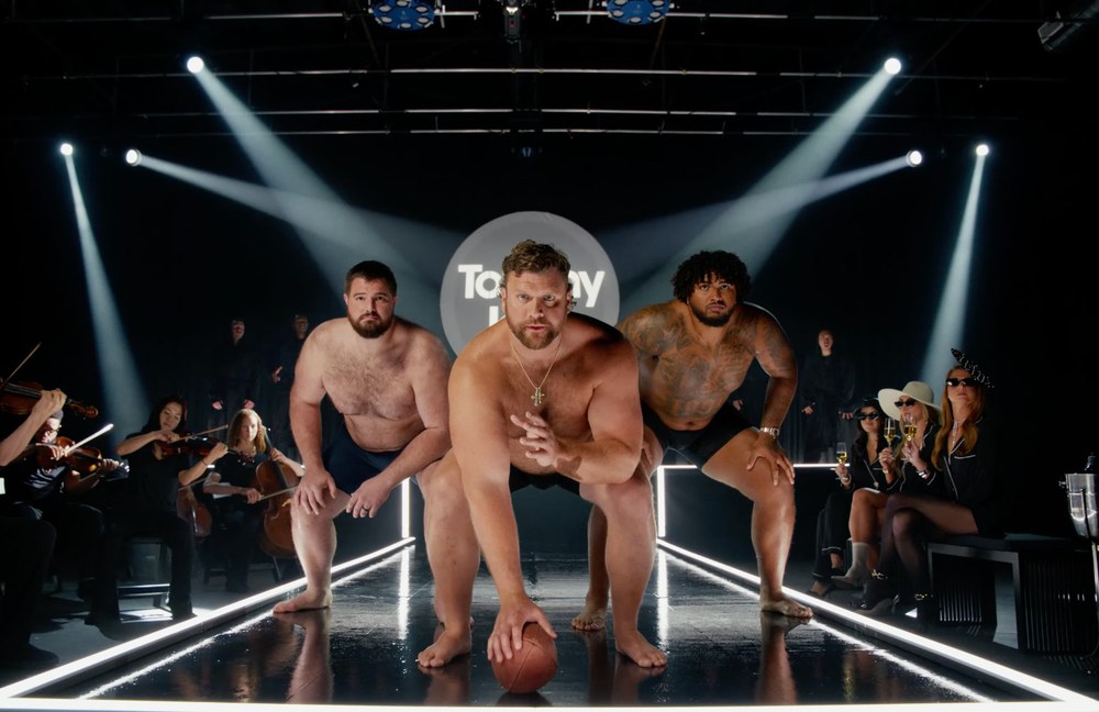 Watch: NFL-Footballspieler modeln für Underwear Label