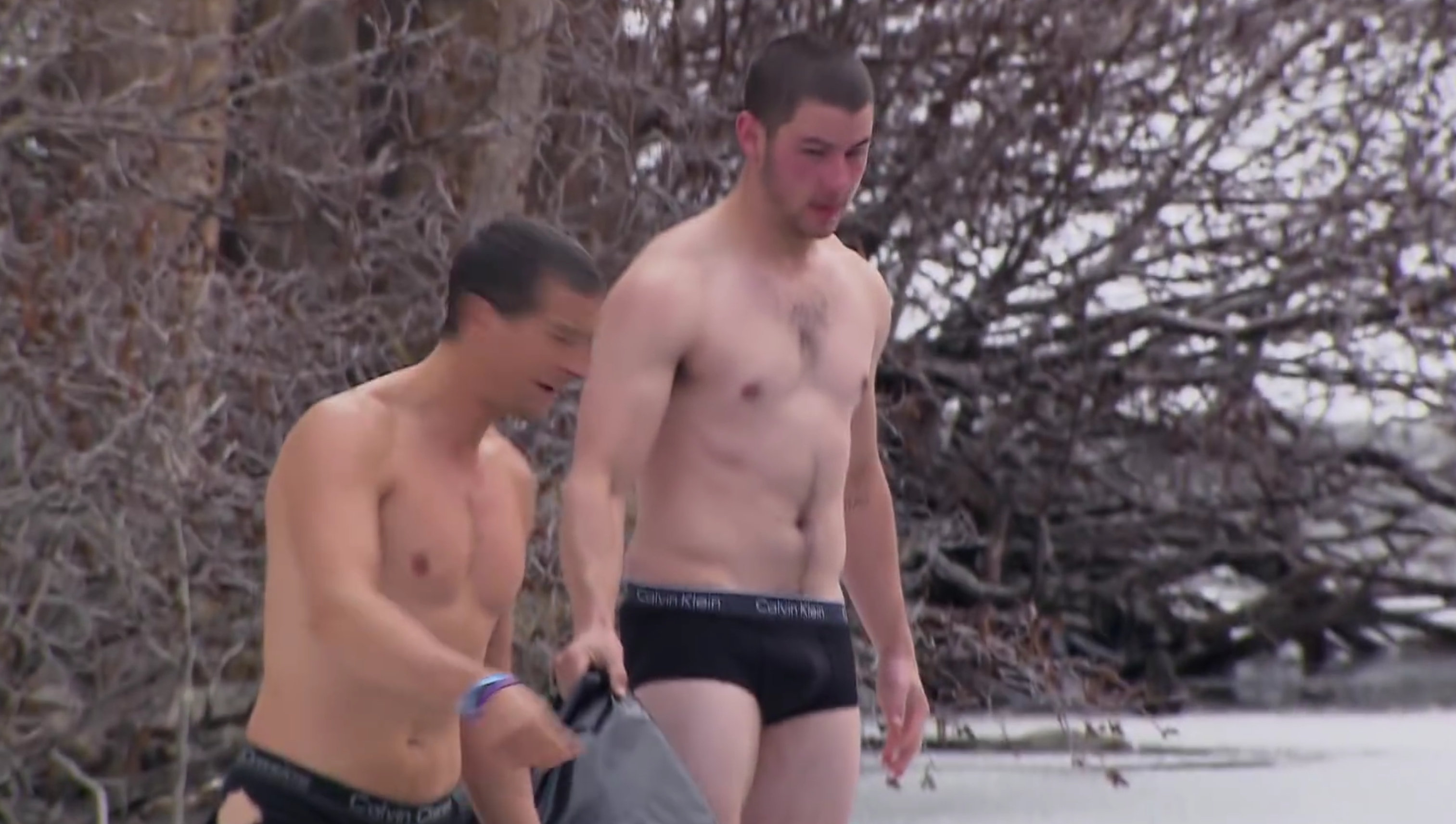 Watch: Nick Jonas meets Bear Grylls — GAY.CH · Alles bleibt anders!