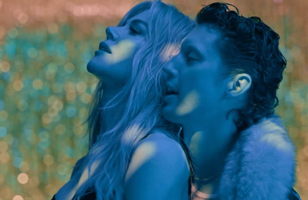 Watch: Nicole Kidman und Troye Sivan kommen sich sehr nahe...