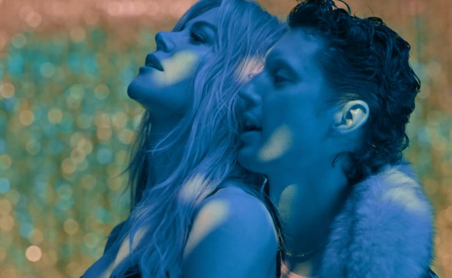 Watch: Nicole Kidman und Troye Sivan kommen sich sehr nahe...