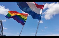 Watch: NL-Botschaft hisst Regenbogenfahne in Kiew