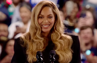 Watch: Nun stand auch Beyoncé mit Kamala Harris auf der Bühne