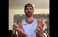Watch: Nyle DiMarco lanciert All I Want For Christmas-Challenge...