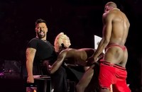 Watch: Oh la la... Madonna verwöhnt Ricky Martin auf der Bühne