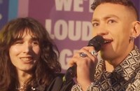 Watch: Olly Alexander performt mit Trans Voices