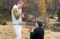 Watch: Olympia-Goldmedaillengewinner verlobt sich...