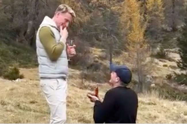 Watch: Olympia-Goldmedaillengewinner verlobt sich...