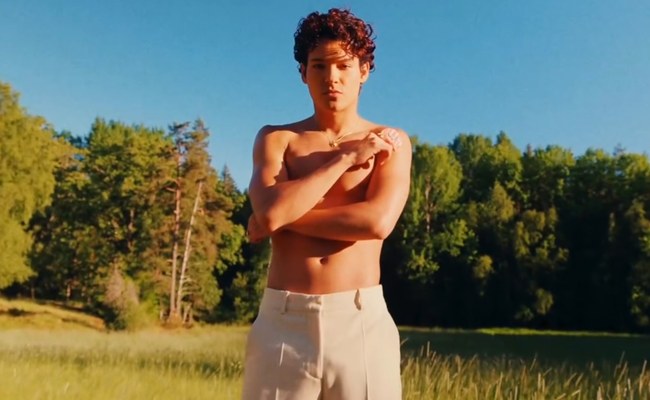 Watch: Omar Rudberg verbreitet Midsommar-Feelings