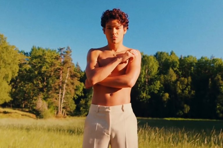 Watch: Omar Rudberg verbreitet Midsommar-Feelings