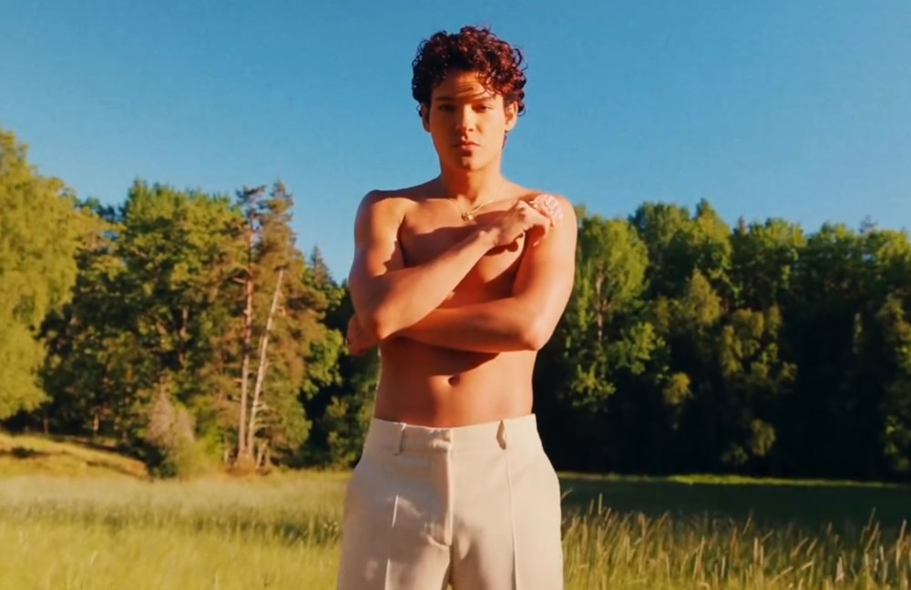Watch: Omar Rudberg verbreitet Midsommar-Feelings